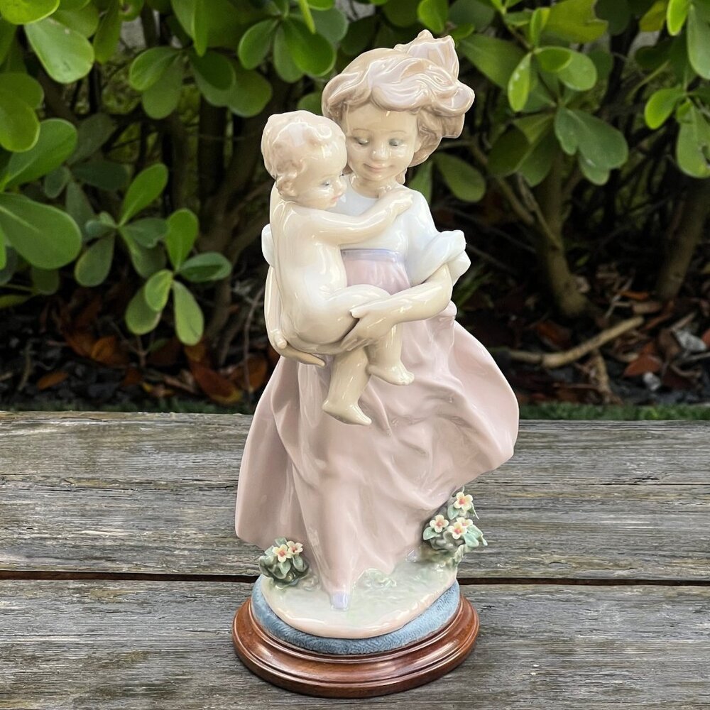 Lladro Figurine Playing Mom Girl With Baby & Flowers #6681 Retired with Box